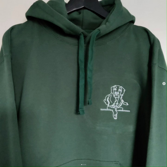 Groene sweater met lijntekening van een hond